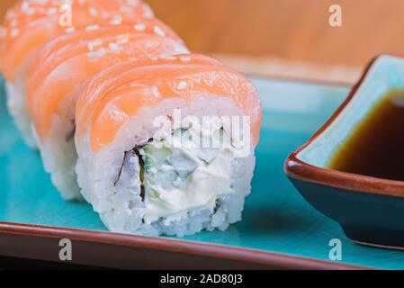 California maki sushi con salmone Foto Stock
