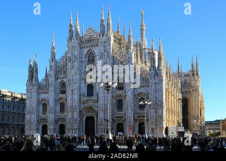 Milano, folle di visitatori davanti alla facciata del Duomo di Milano Foto Stock