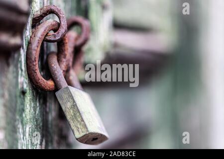 Rusty lucchetto sulla porta antica Foto Stock