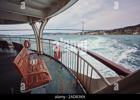 Crociera sul Bosforo sul traghetto, negozi di vuoto che si affaccia sulla baia Foto Stock