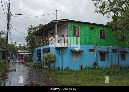 Strada nel villaggio di tortuguero in condizioni di tempo piovoso, Costa Rica Foto Stock