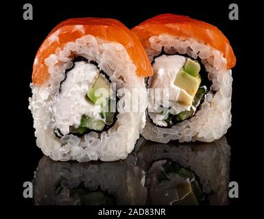 Due pezzi di sushi rotoli Philadelphia Foto Stock