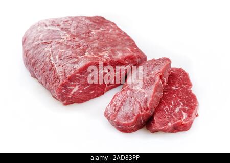 Materie roast beef come pezzo e fette offerto come primo piano su sfondo bianco - isolato Foto Stock