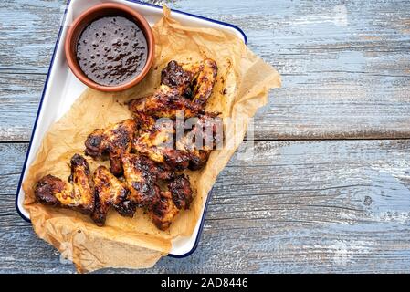 Barbecue tradizionale di ali di pollo con peperoncino Salsa di vista superiore in una padella con spazio copia a destra Foto Stock