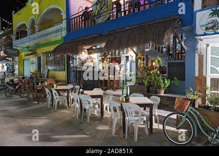 I turisti in un bar sull'isola di Holbox, Quintana Roo, Messico nel nord della penisola dello Yucatan Foto Stock