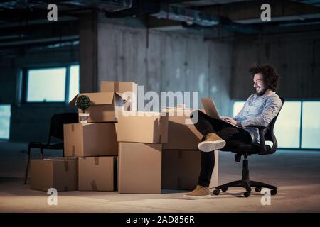 Giovane maschio architetto e ingegnere sul sito in costruzione Foto Stock