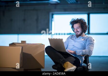 Giovane maschio architetto e ingegnere sul sito in costruzione Foto Stock