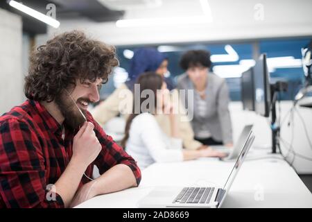 Giovani multiethnics team di sviluppatori di software che lavorano insieme Foto Stock