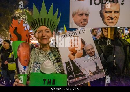 Londra, Regno Unito. Il 3° dicembre 2019. Una Donna vestita come la Statua della Libertà prendendo. Dopo il rally in Trafalgar Square oltre un migliaio di persone hanno marciato verso il basso al centro commerciale per protestare fuori i leader della NATO hanno la cena nel Palazzo di Buckingham. Nonostante il marzo sia stato concordato dalle forze di polizia in anticipo è stato arrestato varie volte dalle forze di polizia e le barriere e trattenuti per mezz'ora per un singolo taxi a lasciare, raccogliere qualcuno e tornare al Mall. Alla fine i manifestanti sono stati ammessi a unirsi a quelle già di fronte al palazzo di fronte al Gate in Canada dove un forte segno di protesta ha continuato. Peter Marshall / Alamy Foto Stock