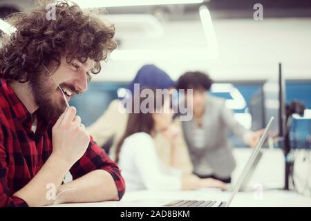 Giovani multiethnics team di sviluppatori di software che lavorano insieme Foto Stock