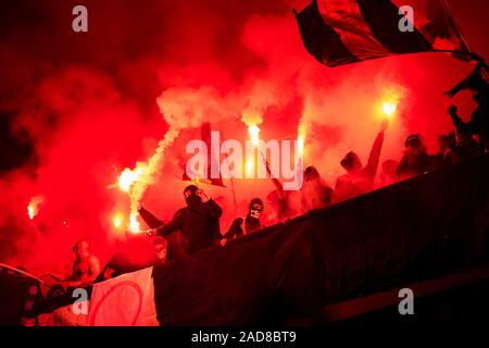 I teppisti con maschera tenendo fiaccole in fuoco Foto Stock