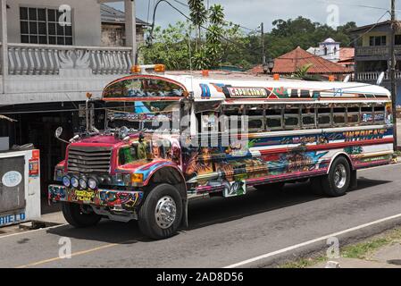 Verniciato colorato bus di pollo in Portobelo Panama Foto Stock