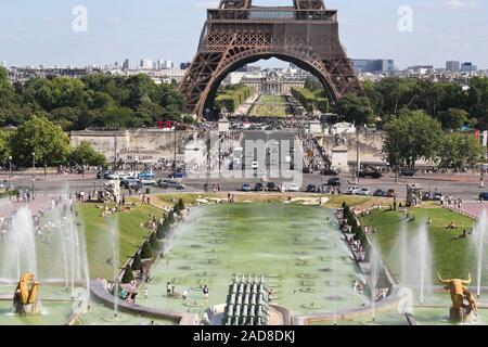 Ai piedi della Torre Eiffel Foto Stock