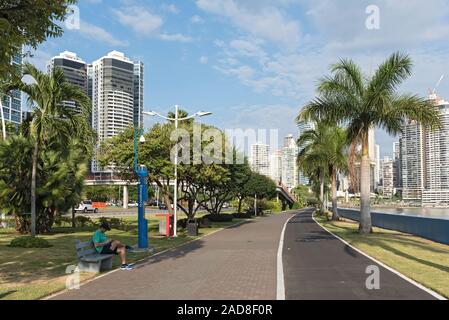 Lungomare di fronte lo skyline, Panama city Foto Stock