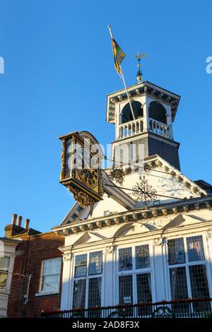 L'iconico Guildhall con il suo distintivo storico orologio medievale datata 1683 in High Street, Guildford, capoluogo di contea di Surrey, Inghilterra sudorientale, REGNO UNITO Foto Stock