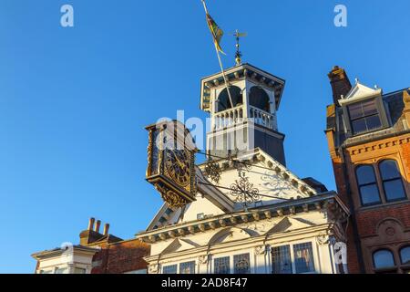 L'iconico Guildhall con il suo distintivo storico orologio medievale datata 1683 in High Street, Guildford, capoluogo di contea di Surrey, Inghilterra sudorientale, REGNO UNITO Foto Stock