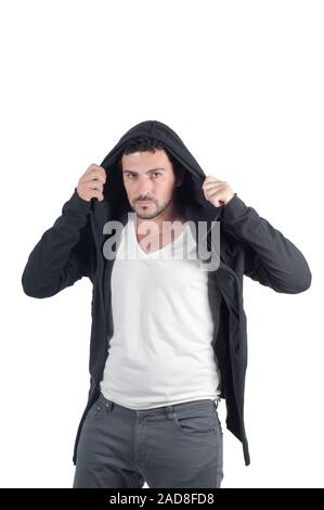 Giovane uomo medicazione hoodie isolato su bianco Foto Stock