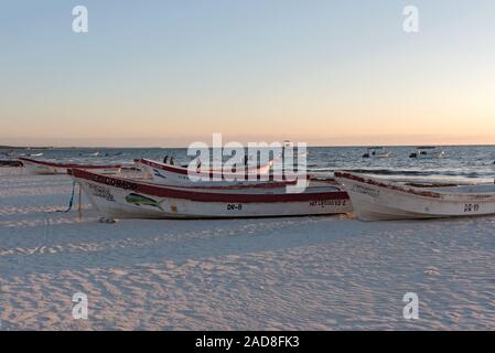 Barche da pesca a sunrise a playa isole Pescadores in tulum messico Foto Stock