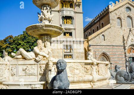 La Cattedrale di Messina sull'isola Mediterranea di Sicilia, Italia. Reclining figure di marmo e una sfinge evidenziare la Fontana di Orione in Piazza Duomo Foto Stock