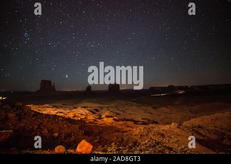 Un cielo stellato sopra la Mitten Buttes nella Monument Valley, Arizona Foto Stock