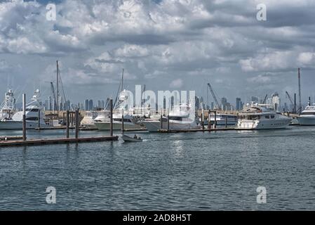 Panama skyline della città dalla marina di perico isola a amador causeway Foto Stock