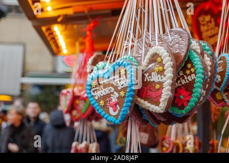 La vista ravvicinata del pan di zenzero con il 'Frohes Fest' significa che la Merry Celebration si trova di fronte al negozio di bancarelle di Weihnactsmarkt, mercatino di Natale. Foto Stock