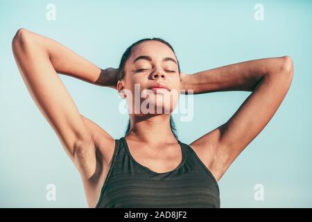 Calma sorridendo donna in piedi con gli occhi chiusi stock photo Foto Stock