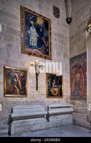 Pittura murale, dipinti e un crocifisso nella Cappella di San Juan de Sahagun nella cattedrale della città di Burgos, Castiglia e Leon, Spagna, Europa. Foto Stock