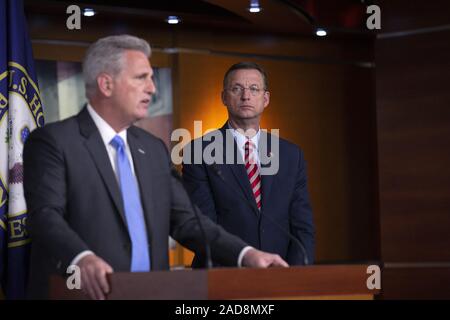 Washington, Distretto di Columbia, Stati Uniti d'America. 3 dicembre, 2019. Stati Uniti House Leader della minoranza Kevin McCarthy (Repubblicano della California), insieme con il rappresentante degli Stati Uniti Doug Collins (Repubblicano della Georgia), rappresentante degli Stati Uniti Liz Cheney (Repubblicano del Wyoming), e Stati Uniti Casa frusta di minoranza Steve Scalise (Repubblicano della Louisiana), parla nel corso di una conferenza stampa al Campidoglio di Washington, DC, Stati Uniti martedì 3 dicembre, 2019. Credito: Stefani Reynolds/CNP/ZUMA filo/Alamy Live News Foto Stock