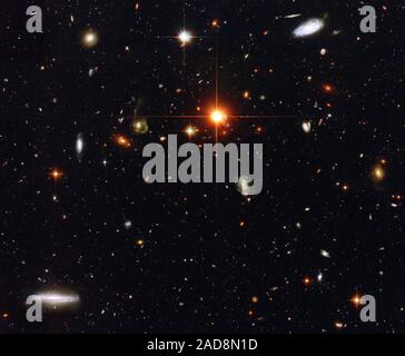 Guardando in profondità nell'universo, NASA il telescopio spaziale Hubble ha spiato un serraglio di galassie. Situato nella stessa piccola regione di spazio, queste numerose galassie visualizzare un assortimento di caratteristiche uniche. Alcuni sono grandi; alcune sono piccole. Pochi sono relativamente vicini, ma la maggior parte sono lontani. Centinaia di questi deboli galassie non è mai stato visto prima fino a quando la loro luce è stata catturata da Hubble. Questa immagine rappresenta una vista tipica del nostro universo distanti. Nel prendere questa immagine di Hubble è guardando giù un lungo corridoio di galassie stretching miliardi di anni luce distanti nello spazio, correspo Foto Stock