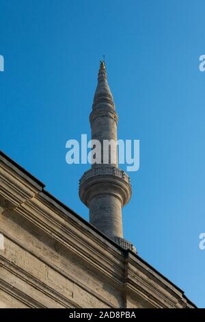 Minareto della moschea Nuruosmaniye (Nuruosmaniye Camii), un edificio del xviii secolo moschea ottomana situato nel quartiere Cemberlitas del distretto di Fatih in Ista Foto Stock