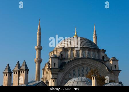 Nuruosmaniye Mosque (Nuruosmaniye Camii), un edificio del xviii secolo moschea ottomana situato nel quartiere Cemberlitas del distretto di Fatih a Istanbul, Turke Foto Stock