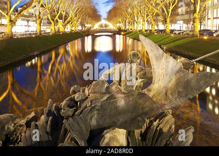 Fontana del Tritone a Koenigsallee in serata, Duesseldorf, nella Renania settentrionale-Vestfalia, Germania, Europa Foto Stock