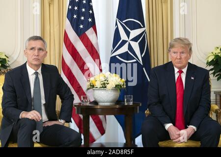 Londra, Regno Unito. 03 Dic, 2019. Presidente Trump si incontra con il Segretario generale della NATO Jens Stoltenberg durante un uno su una riunione del 3 dicembre 2019, a Winfield House di Londra. White House Foto di Shealah Central Plaza Hotel/UPI Credito: UPI/Alamy Live News Foto Stock