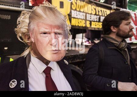 London, Greater London, Regno Unito. 3 dicembre, 2019. Uomo con una maschera di briscola durante una manifestazione contro il settantesimo anniversario vertice NATO ha celebrato a Londra. Credito: Celestino Arce Lavin/ZUMA filo/Alamy Live News Foto Stock