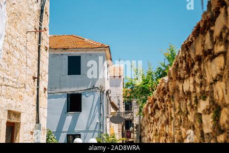 Città storica di Trogir street a Trogir, Croazia Foto Stock