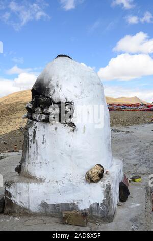 La cima è attrezzata con una struttura in pietra in cui per bruciare incenso lungo con la preghiera le bandiere del Brahmaputra Valle dell'altopiano tibetano. Foto Stock