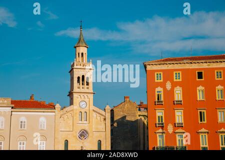 La chiesa e il monastero di San Frane e vecchi edifici a Riva street a Split, Croazia Foto Stock