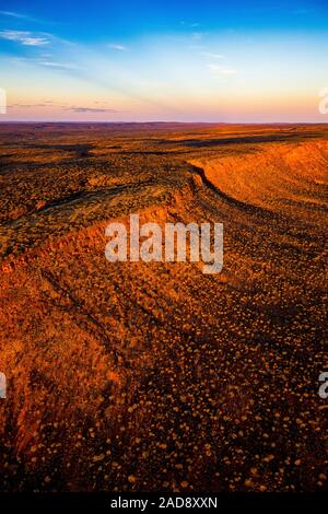 Tramonto in remoto la Outback australiano. Un'immagine aerea del George Gill intervallo vicino a Kings Creek, Territorio del Nord, l'Australia. Foto Stock