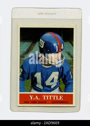 Vintage Football card di Y.A. Tittle, quarterback per New York Giants di NFL, rilasciato da Philadelphia Gum in 1964. Foto Stock