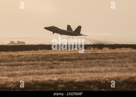 Un U.S. Air Force F-22 Raptor decolla a sunrise mentre a Sheppard Air Force Base in Texas, 28 ottobre 2019. La F-22 Raptor è stato in città per eseguire durante i due giorni di air show in Wichita Falls, Texas. (U.S. Air Force Photo da 2 Lt. Sam Eckholm). Foto Stock