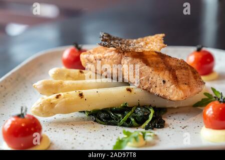 Salmone alla griglia con asparagi bianchi Foto Stock