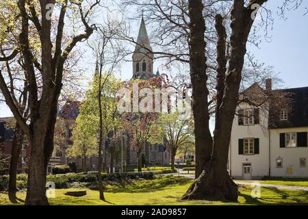 San Kilian chiesa e casa Letmathe in primavera, Iserlohn, Renania settentrionale-Vestfalia, Germania Europa Foto Stock