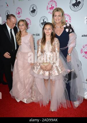 BEVERLY HILLS, CA. 8 ottobre 2016: Nancy Davis & Ken Rickel & Mariella Rickel & Isabella Rickel al 2016 Giostra della sfera di speranza presso il Beverly Hilton Hotel. © 2016 Paul Smith / Featureflash Foto Stock