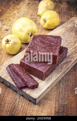 Tradizionale spagnola Dulce de membrillo come il pane di frutta con mela cotogna come primo piano su di un tavolo di legno Foto Stock