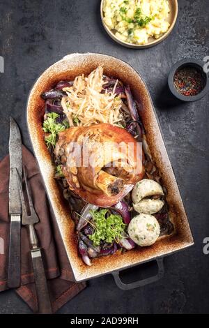 Tradizionale schweinshax bavarese con cipolla Foto Stock