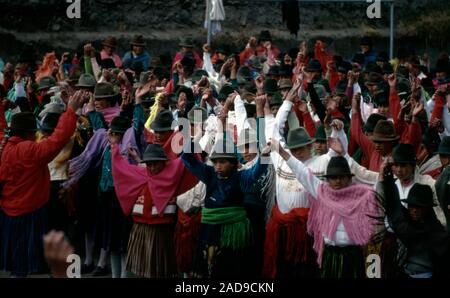 Indigeni di etnia quechua (Quechua) persone celebrare durante un festival in una remota comunità andina nella provincia di Cotopaxi, Ecuador. Foto Stock