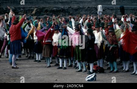 Indigeni di etnia quechua (Quechua) persone celebrare durante un festival in una remota comunità andina nella provincia di Cotopaxi, Ecuador. Foto Stock