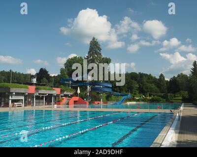 Comunale piscina all'aperto con scivolo Foto Stock