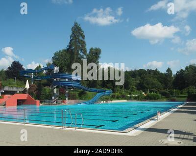 Piscina esterna con acqua scivolo Foto Stock